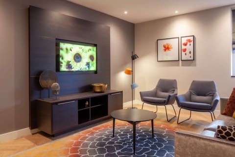 Business Suite, 1 King Bed, Bathtub | Hypo-allergenic bedding, minibar, in-room safe, desk