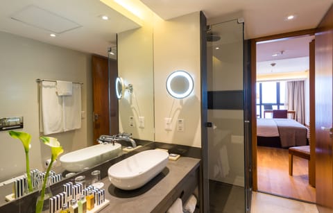 Luxo Vista Mar com Varanda | Bathroom | Free toiletries, hair dryer, bathrobes, slippers