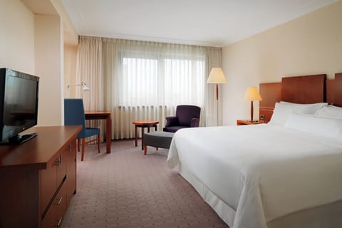 Deluxe Room, 1 King Bed, City View | Premium bedding, minibar, in-room safe, desk