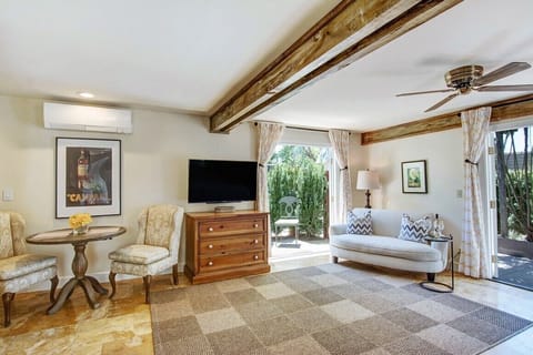 Studio Suite, 1 King Bed, Courtyard View, Ground Floor | Living area | TV