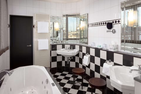 Victoria Suite | Bathroom | Free toiletries, hair dryer, towels