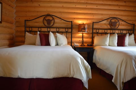 Superior Cabin, 1 Bedroom (2 Queen and 1 Sofa Bed) | Iron/ironing board, cribs/infant beds, free WiFi, bed sheets