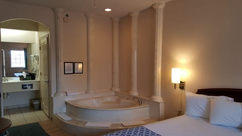 Suite, 1 King Bed, Jetted Tub | Jetted tub