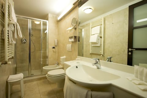 Standard Room, 1 Queen Bed | Bathroom | Free toiletries, hair dryer, bidet, towels