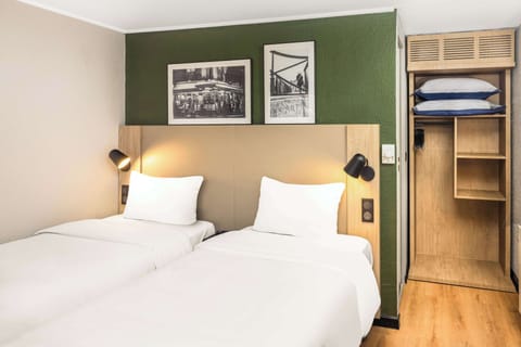 Standard Room, 2 Twin Beds | Premium bedding, individually decorated, individually furnished, desk