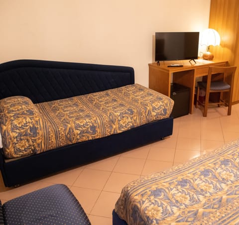 Triple Room | Minibar, in-room safe, desk, free WiFi