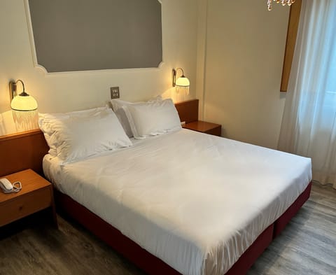 Classic Double Room Single Use | Minibar, in-room safe, desk, free WiFi