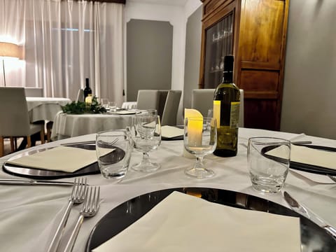 Breakfast and dinner served