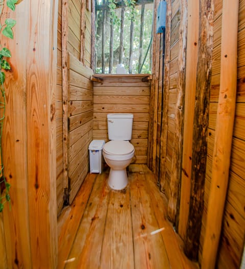 Traditional Tree House | Bathroom | Shower, free toiletries, hair dryer, towels