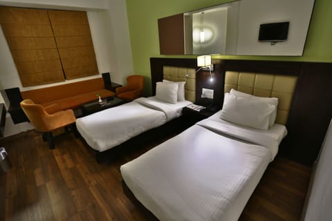 Double Room, Accessible, Smoking | In-room safe, desk, rollaway beds, free WiFi