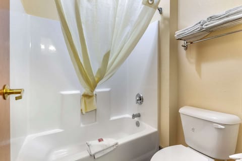 Standard Room, 1 King Bed, Non Smoking | Bathroom | Combined shower/tub, free toiletries, hair dryer, towels