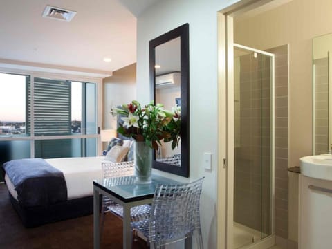 Deluxe Queen Studio | In-room safe, laptop workspace, blackout drapes, soundproofing