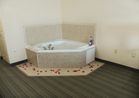 Suite, 1 King Bed, Non Smoking, Jetted Tub | Jetted tub