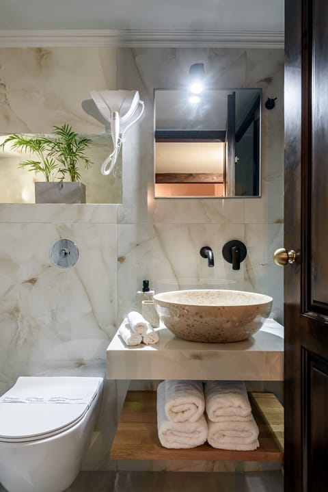 Double Room, Harbor View | Bathroom | Shower, free toiletries, hair dryer, slippers