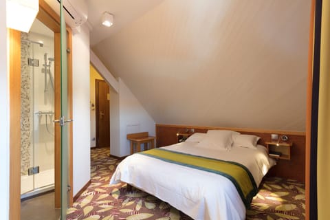 In-room safe, free cribs/infant beds, free WiFi, bed sheets