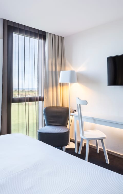 Deluxe Double Room, 1 King Bed | Premium bedding, in-room safe, desk, blackout drapes