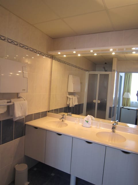 Superior Double Room | Bathroom | Free toiletries, hair dryer, towels