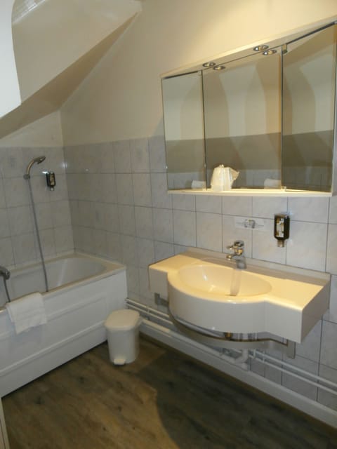 Classic Double Room, Lake View | Bathroom | Hair dryer, towels