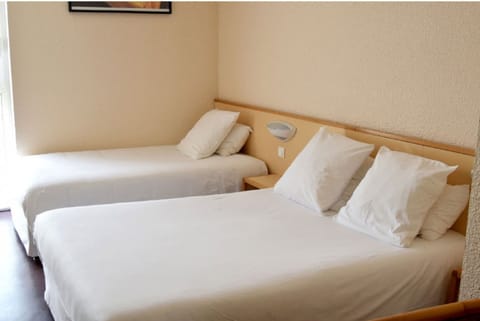 Comfort Triple Room | Desk, iron/ironing board, free cribs/infant beds, free WiFi