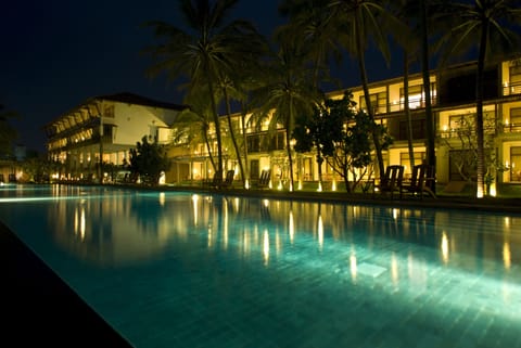 Outdoor pool, pool umbrellas, sun loungers