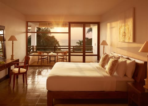 Deluxe Room with Sea View | 1 bedroom, Egyptian cotton sheets, premium bedding, minibar