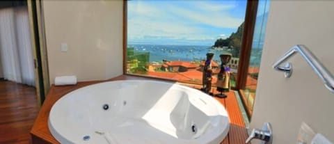 Deluxe Suite, 2 Bedrooms, Jetted Tub | Jetted tub