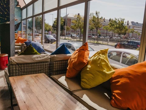 Serves breakfast, lunch, and dinner