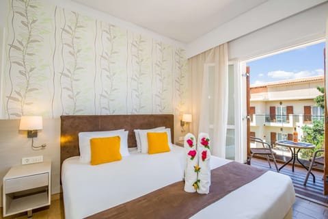 Standard Room, Partial Sea View | In-room safe, individually decorated, soundproofing, free WiFi