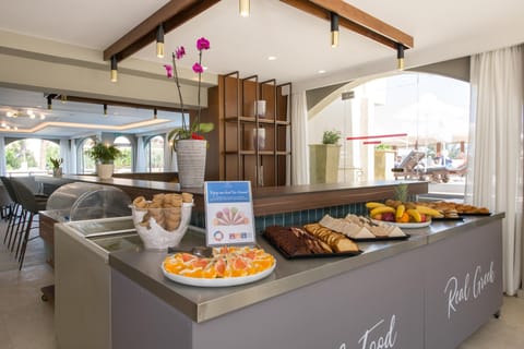 Breakfast, dinner served; international cuisine, alfresco dining 