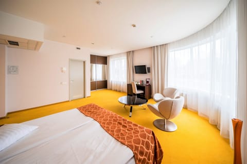 Suite, 1 Double Bed | 1 bedroom, desk, laptop workspace, blackout drapes