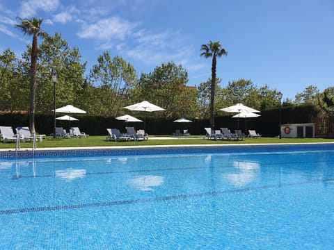 Seasonal outdoor pool, pool umbrellas, sun loungers