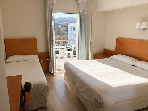 Triple Room, Balcony | Desk, blackout drapes, free WiFi, bed sheets