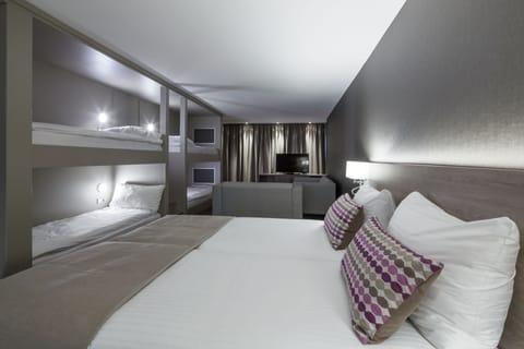 Family Room (6 Persons) | Premium bedding, minibar, in-room safe, desk