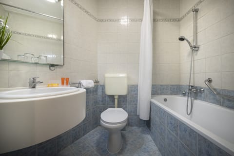 Room for 2+1 Seaview | Bathroom | Bathtub, hair dryer, towels, soap