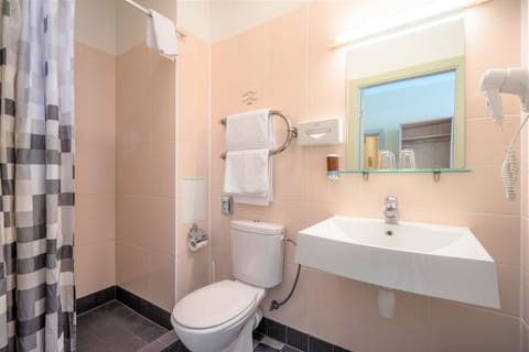 Family Quadruple Room | Bathroom | Shower, hair dryer, towels, soap