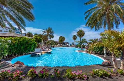 6 outdoor pools, pool umbrellas, sun loungers