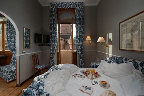 Junior Suite, City View | Down comforters, minibar, in-room safe, desk