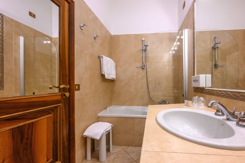 Economy Double Room | Bathroom | Hair dryer, towels