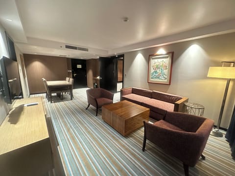 Executive Suite, 1 Bedroom, Non Smoking, City View | Premium bedding, minibar, in-room safe, desk