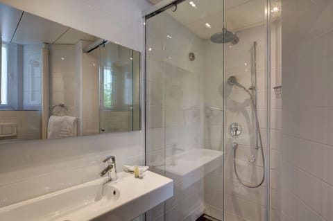 Combined shower/tub, free toiletries, hair dryer, towels