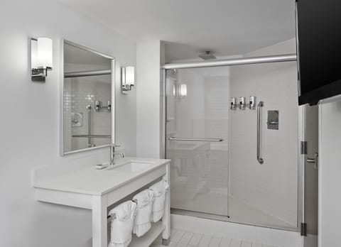 Combined shower/tub, hair dryer, towels