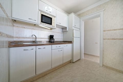 Apartment, 1 Bedroom | Private kitchenette | Fridge, microwave, coffee/tea maker, electric kettle