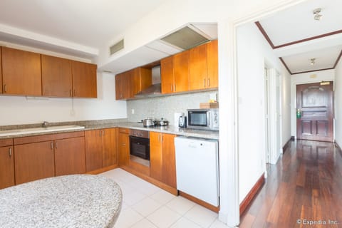 Apartment, 4 Bedrooms | Private kitchenette | Fridge, microwave, electric kettle, cookware/dishes/utensils