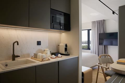 One Bedroom Suite SeaSide View | Minibar, in-room safe, desk, soundproofing