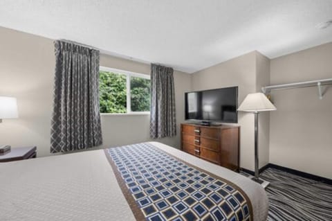 Suite, 1 Queen Bed, Kitchen | Desk, blackout drapes, free WiFi, bed sheets