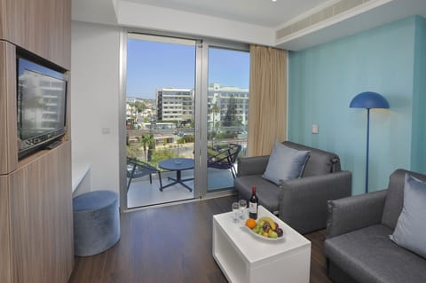 Junior Suite, Partial Sea View | In-room safe, desk, blackout drapes, soundproofing