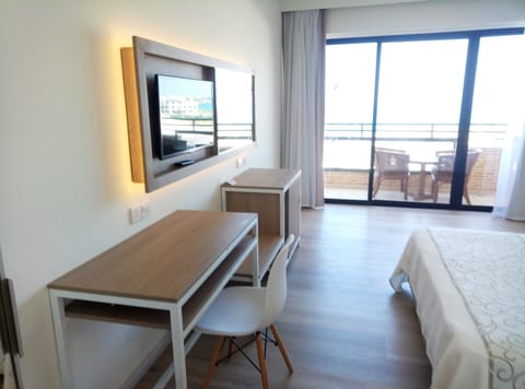 Superior Twin Room, Sea View | Minibar, in-room safe, laptop workspace, blackout drapes