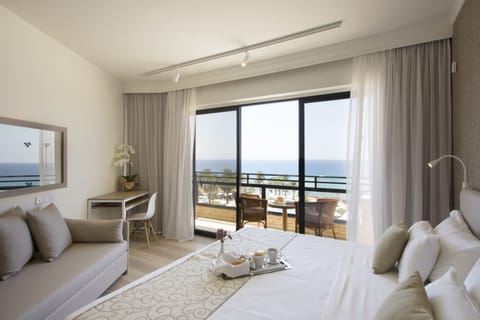 Superior Twin Room, Sea View | In-room dining