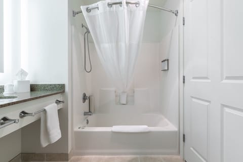 Standard Double Room | Bathroom | Combined shower/tub, rainfall showerhead, free toiletries, hair dryer