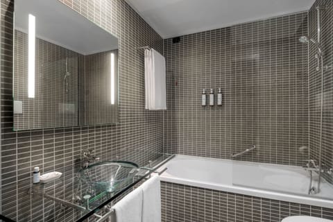 Combined shower/tub, deep soaking tub, free toiletries, hair dryer